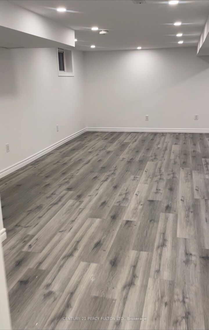 Photo de la propriété:  18 Flempton Crescent Lower  ON M1K 3B4 