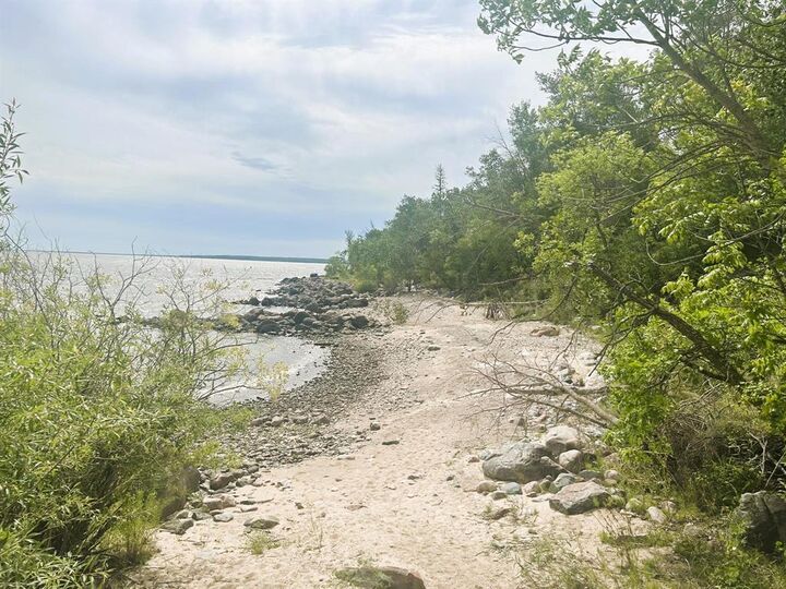 Property Photo:  2 Hank'S Cove  MB R0E 2C0 