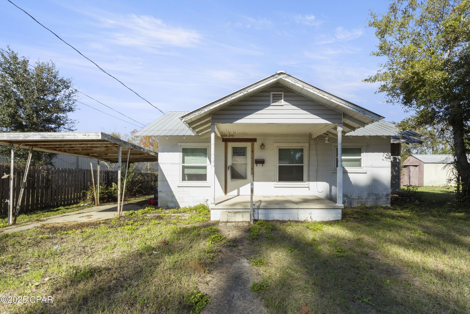 Property Photo: 209 E North Avenue FL 32425