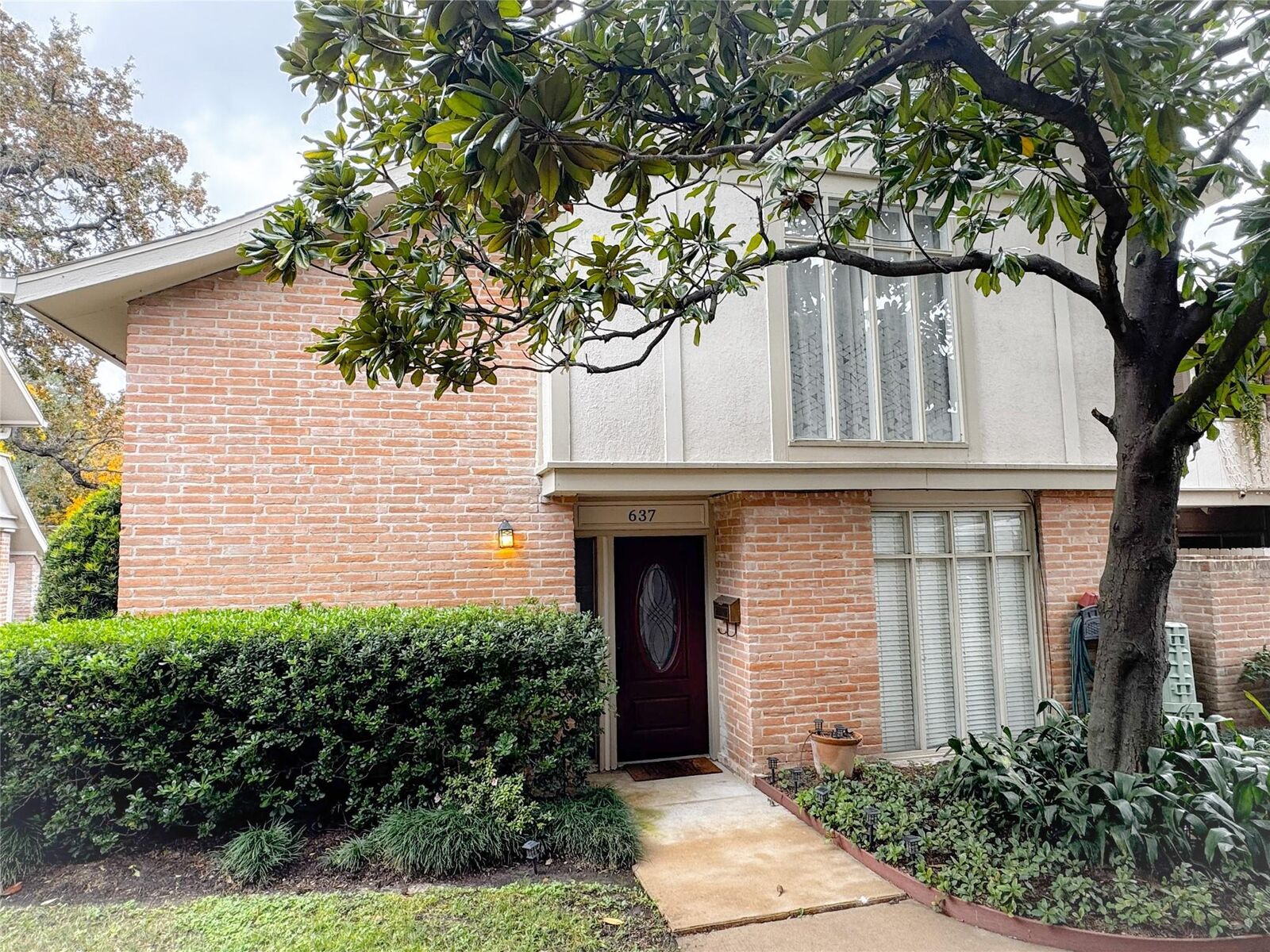 Property Photo: 637 S Ripple Creek Drive 637 TX 77057