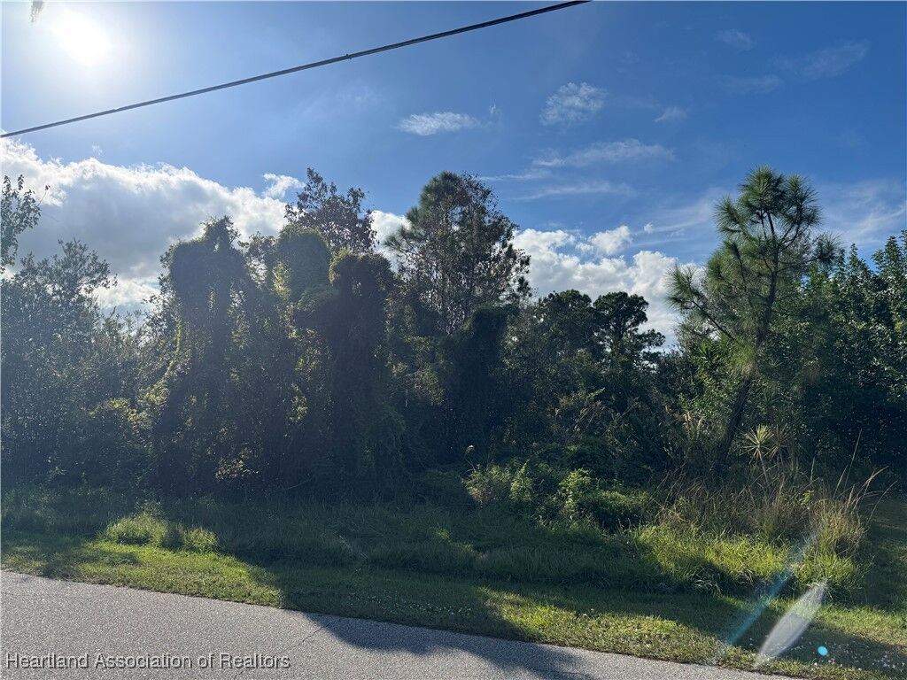 Property Photo: 1110 Peachtree Drive FL 33852