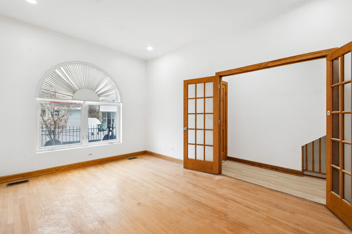 Property Photo: 2336 W Taylor Street 1 IL 60612