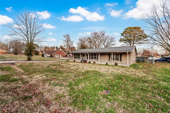 Property Photo: 214 Eastside Dr TN 37188