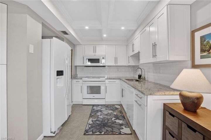 Property Photo: 1544 Mainsail Dr 10 FL 34114