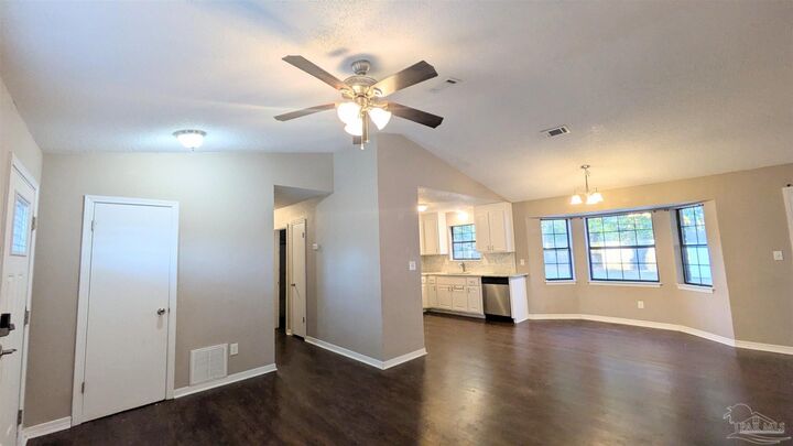 Property Photo: 7524 Sandy Creek Dr FL 32506