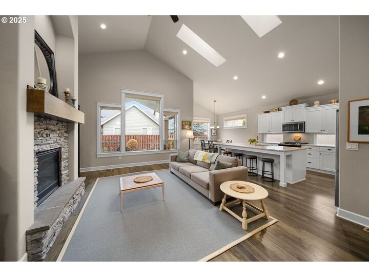 Property Photo:  1229 NE Sunrise St  OR 97754 