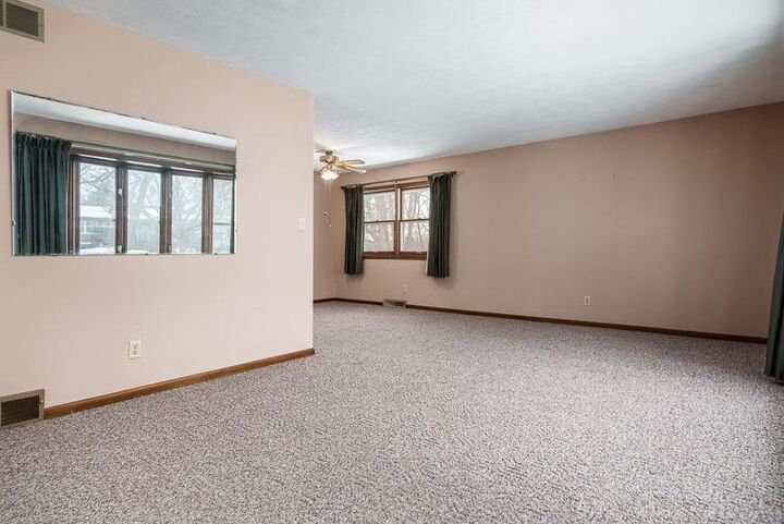 Property Photo:  1918 Oak Leaf Court  IL 61080 