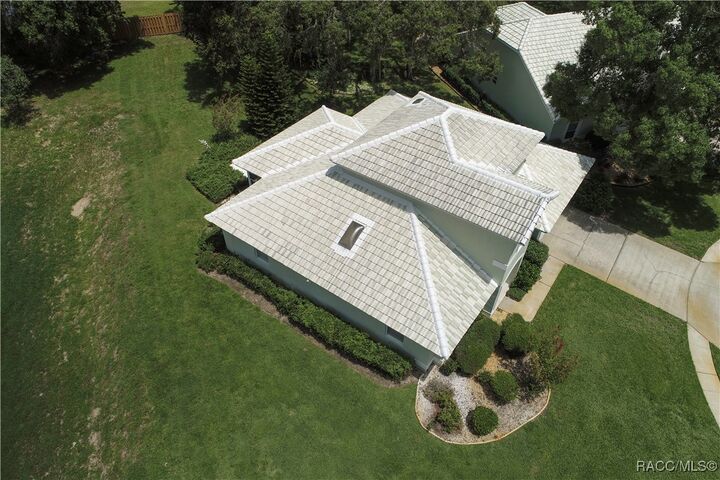 Property Photo: 823 Balmoral Court FL 34453