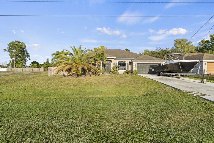 Property Photo:  370 SW Tulip Boulevard  FL 34953 