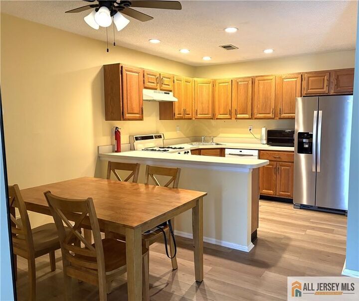 Property Photo:  3 E Wycoff Way 3  NJ 08816 