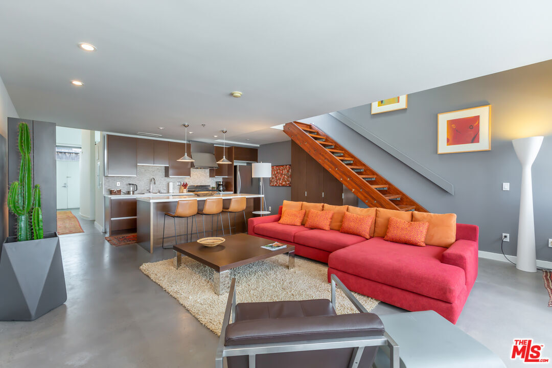 Property Photo:  615 Hampton Dr  CA 90291 