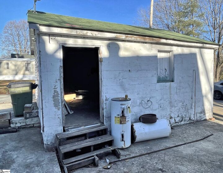 Property Photo:  405 E Frederick Street  SC 29340 