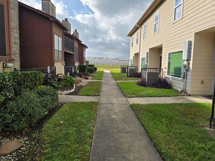 Property Photo: 50 Evanston Street 5 TX 77015