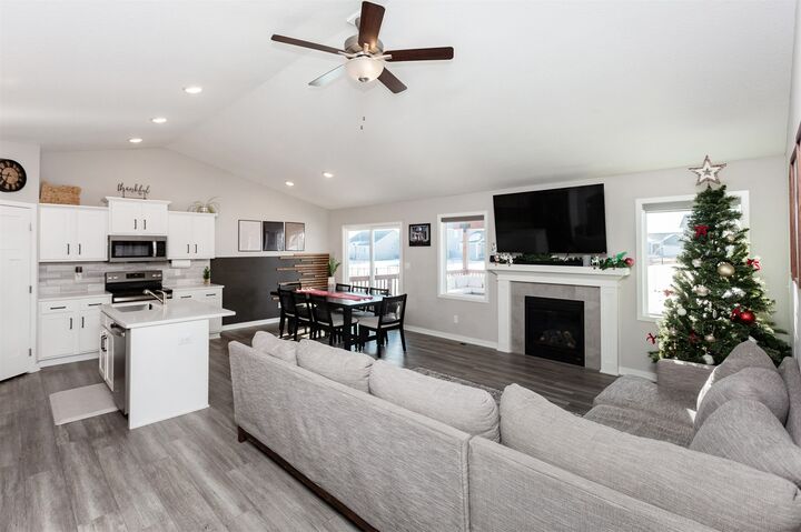 Property Photo:  429 Wicker Drive  IA 50124 