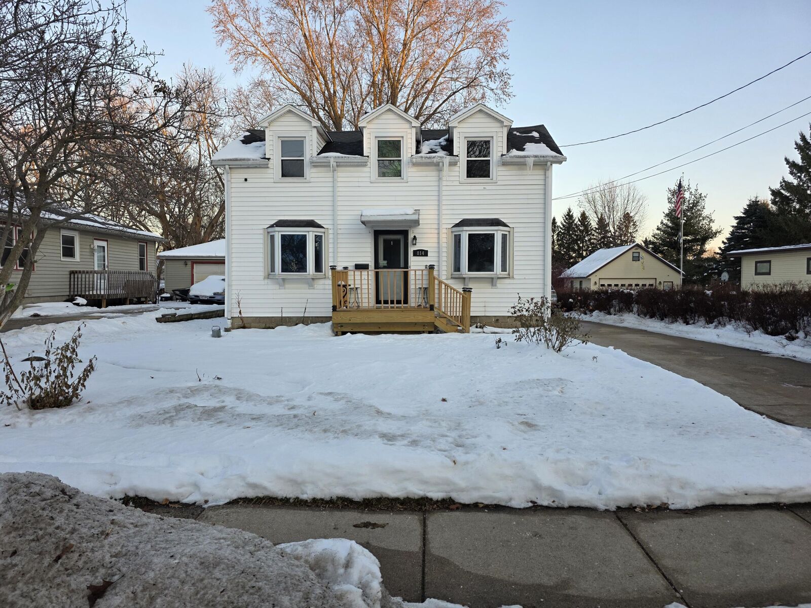 Property Photo: 814 N Main St WI 53027