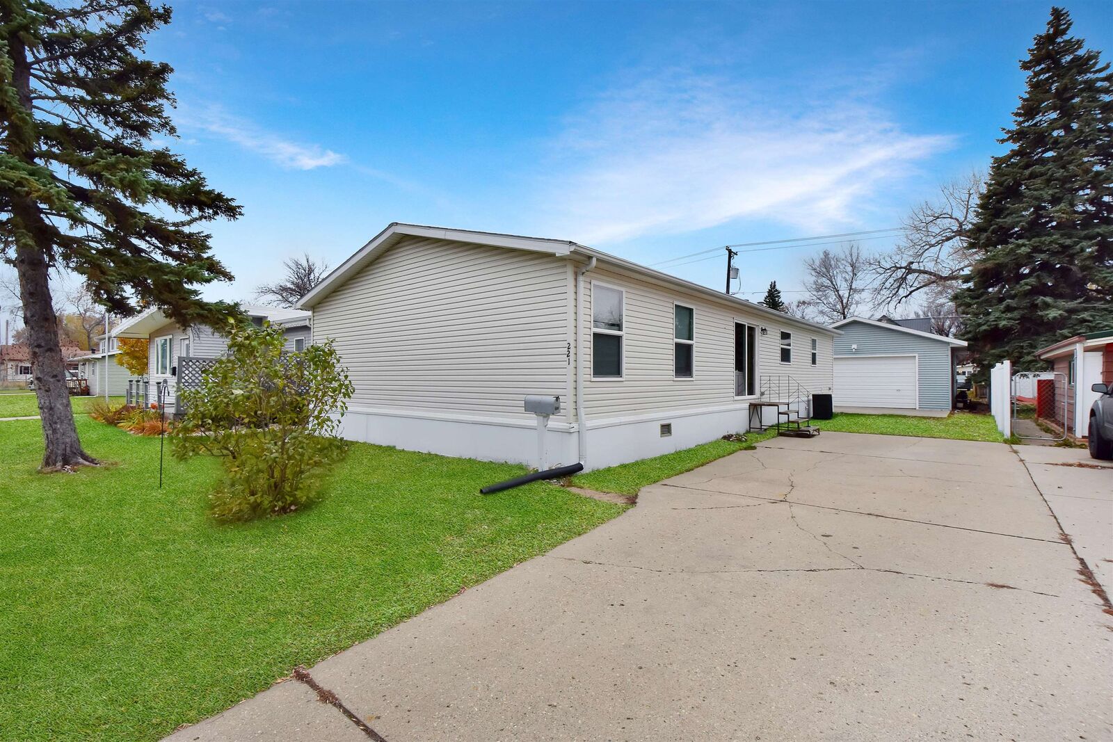 Property Photo:  221 17th St NW  ND 58703 