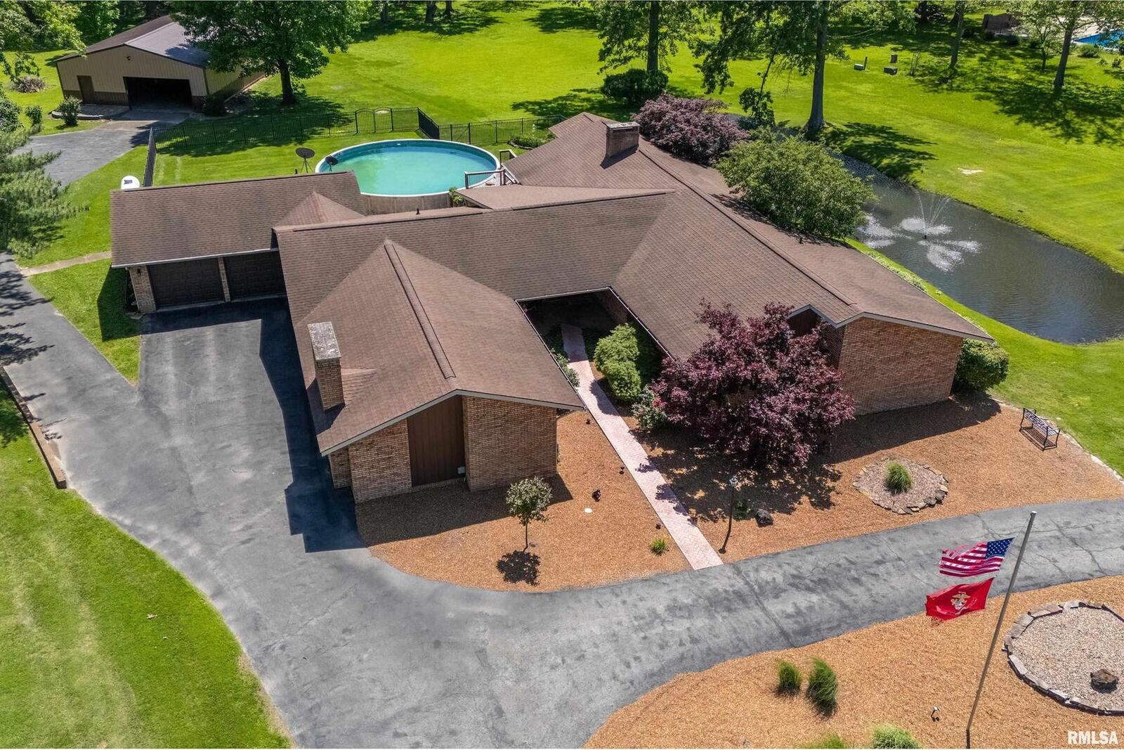 Property Photo:  415 E Reichert Drive  IL 62959 