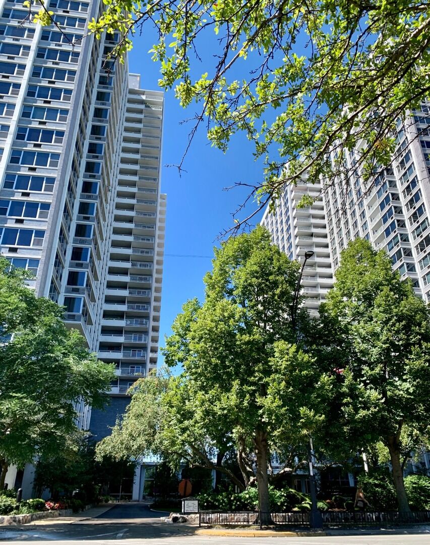 Property Photo:  4250 N Marine Drive 2424  IL 60613 