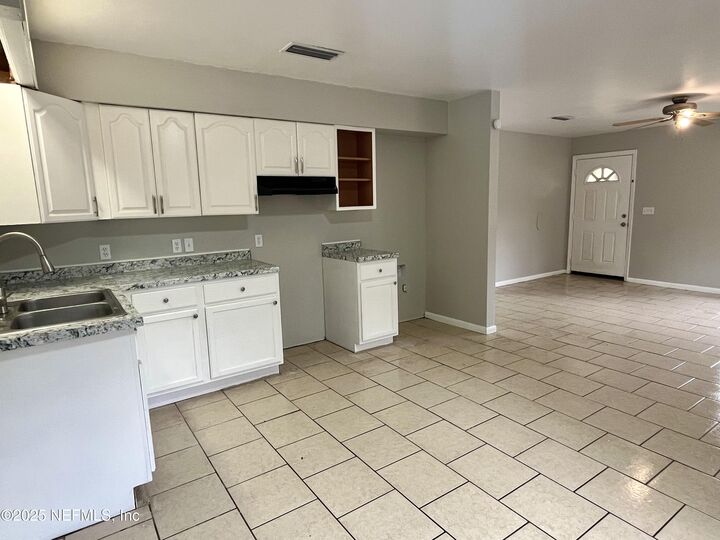 Property Photo:  253 Lakeview Court  FL 32148 