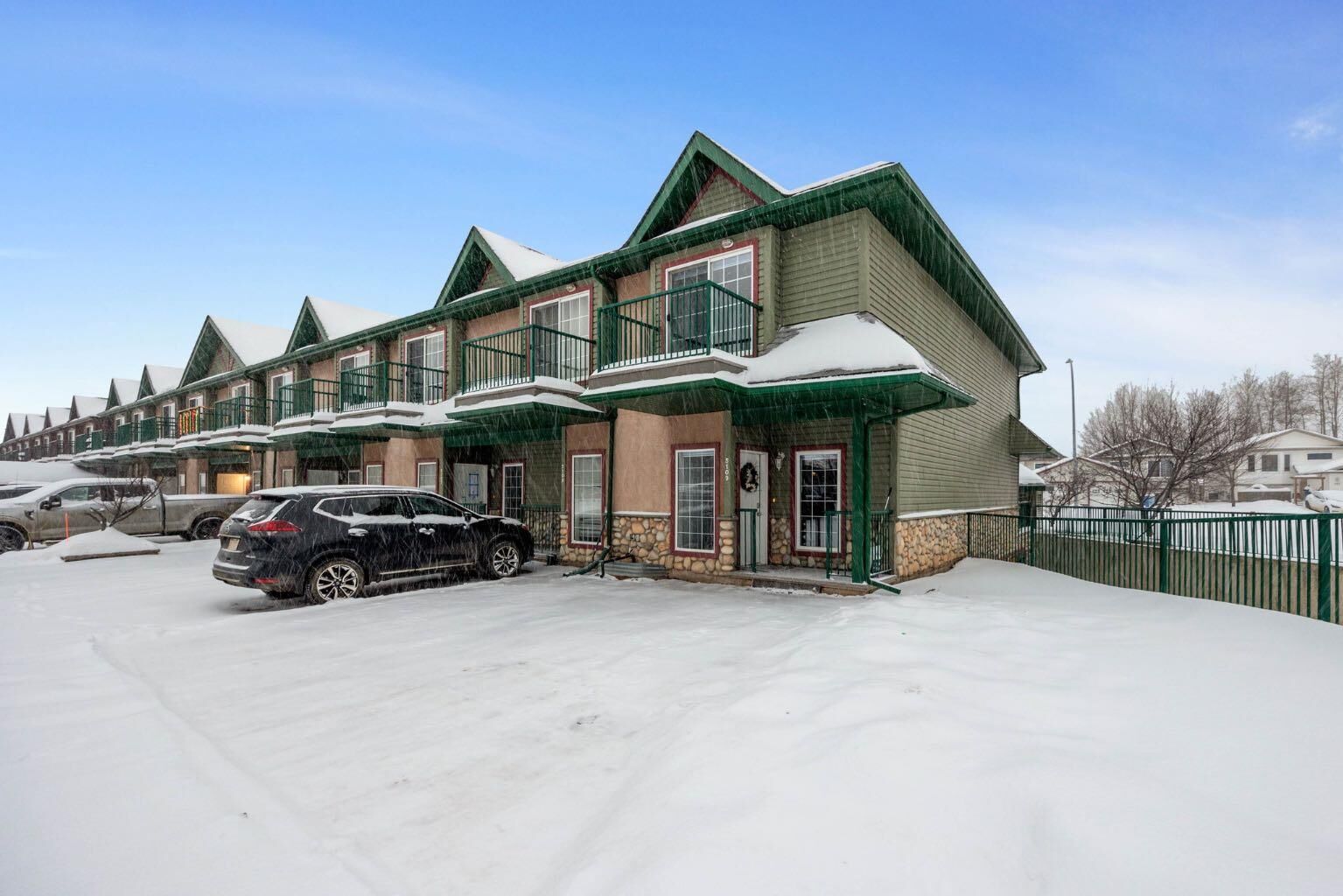 Property Photo:  200 Lougheed Drive 5109  AB T9K 2W3 