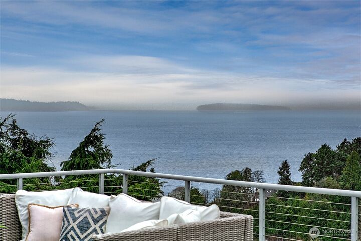 Property Photo:  1832  Shoreview Lane SW  WA 98146 