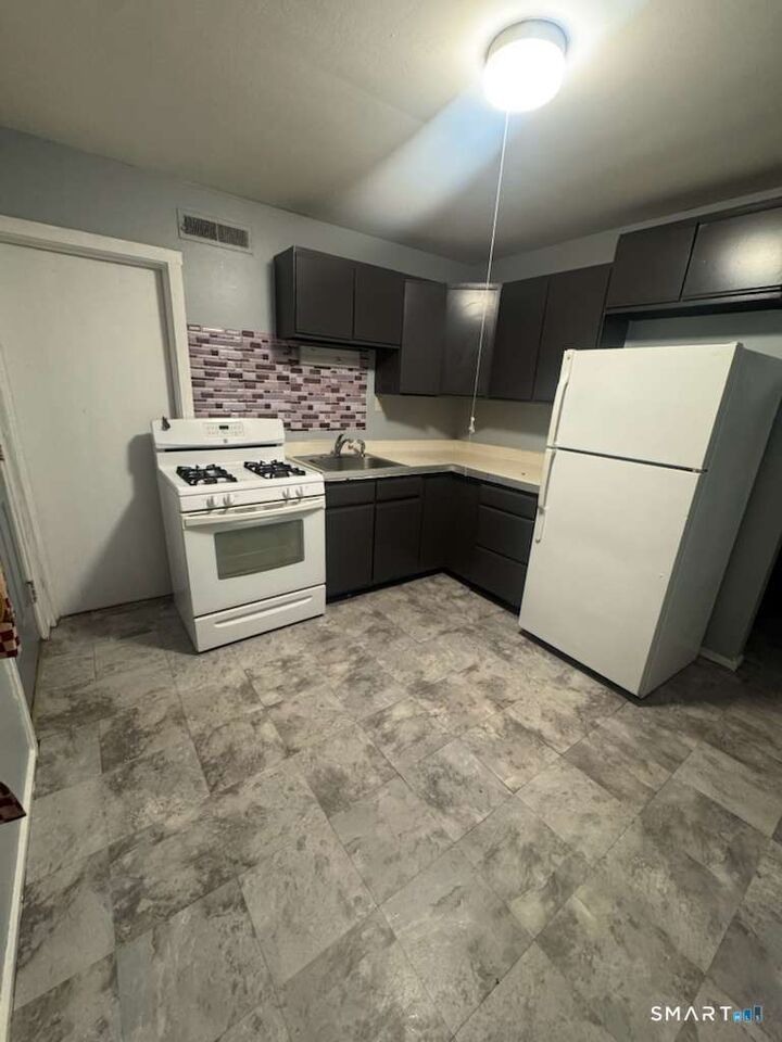 Property Photo:  33 Cannon Road  CT 06108 