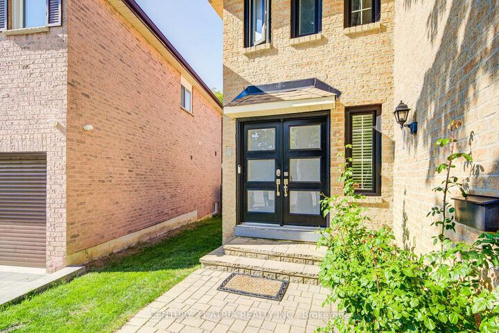 Property Photo:  18 Park Lane Circle  ON L4C 6S8 