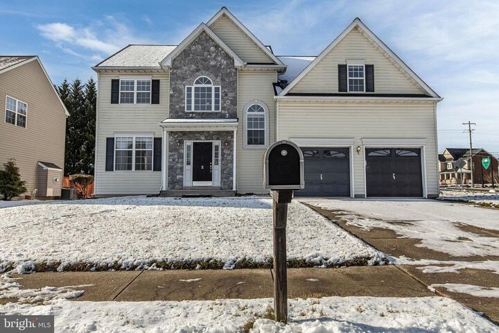 Property Photo:  2 Foxfield Court  DE 19701 