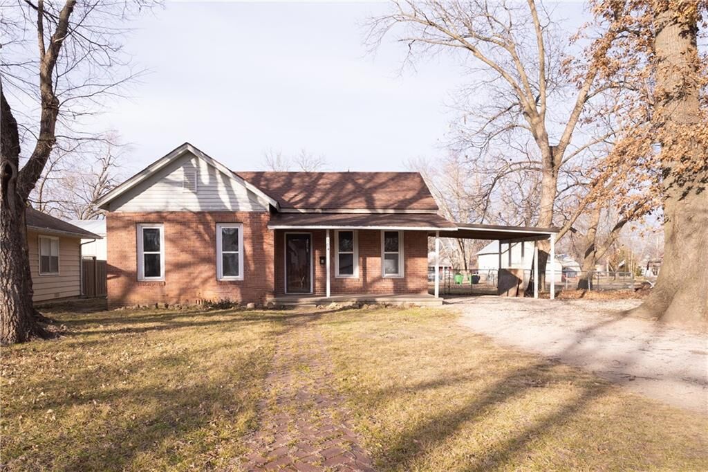 Property Photo:  904 E 5th Street  KS 67335 
