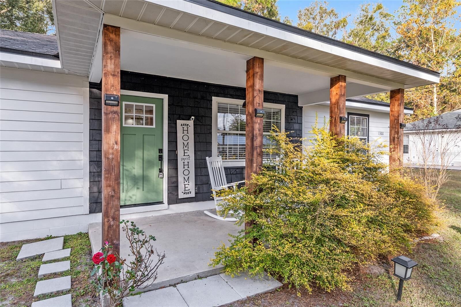 Property Photo:  1301 SW 4th Avenue  FL 32693 