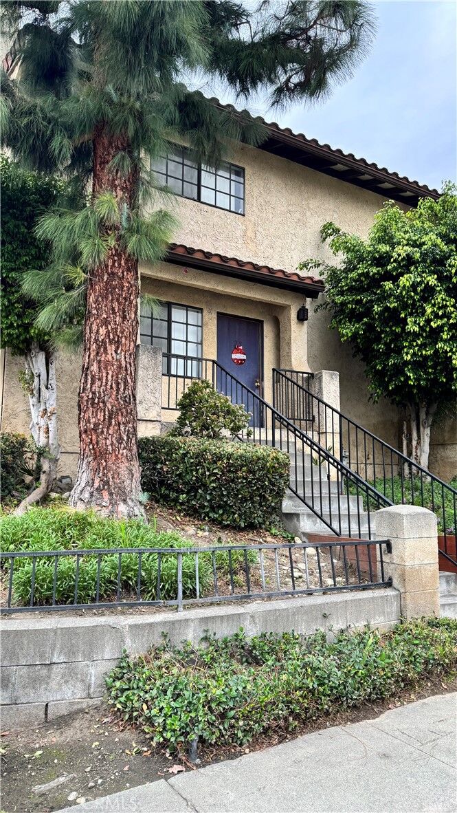 Property Photo:  121 W 9th 25  CA 91702 