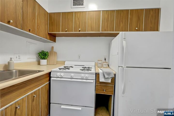 Property Photo: 6 Horizon #306 NJ 07024