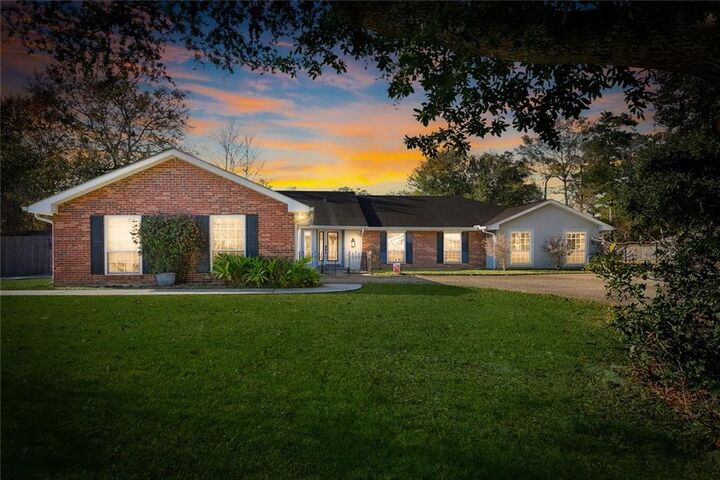 Property Photo:  204 Camborne Lane  LA 70461 