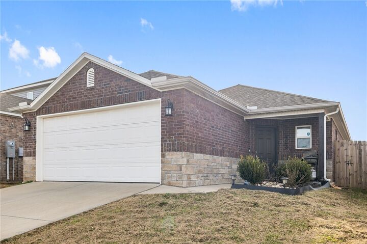 Property Photo:  423 Mayflower Avenue  AR 72745 