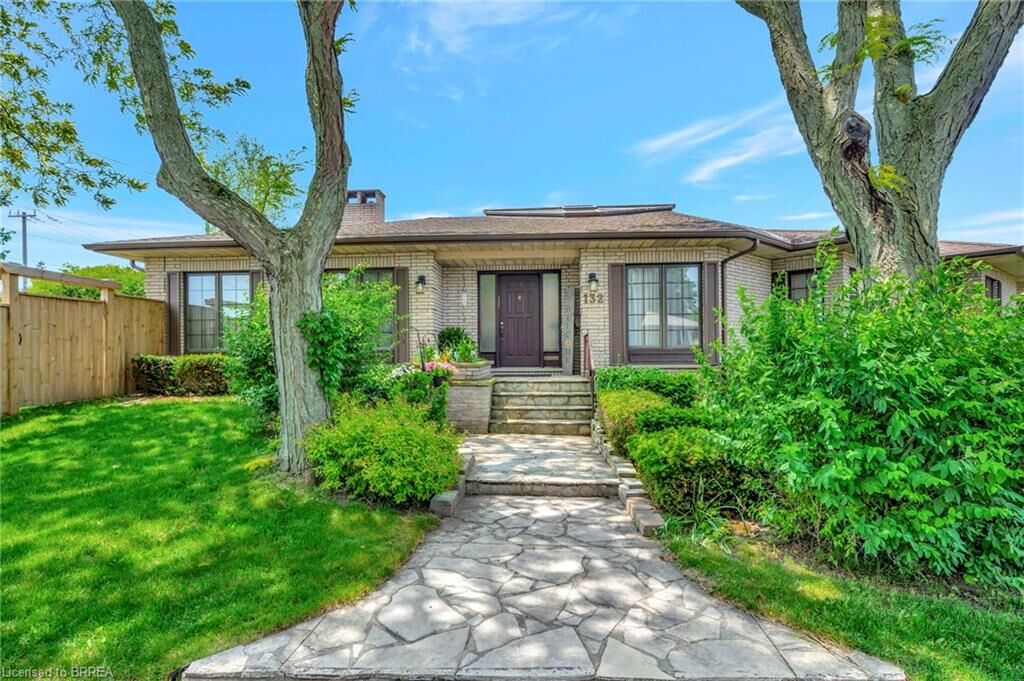 Property Photo:  132 Oak Street  ON N3Y 4S3 