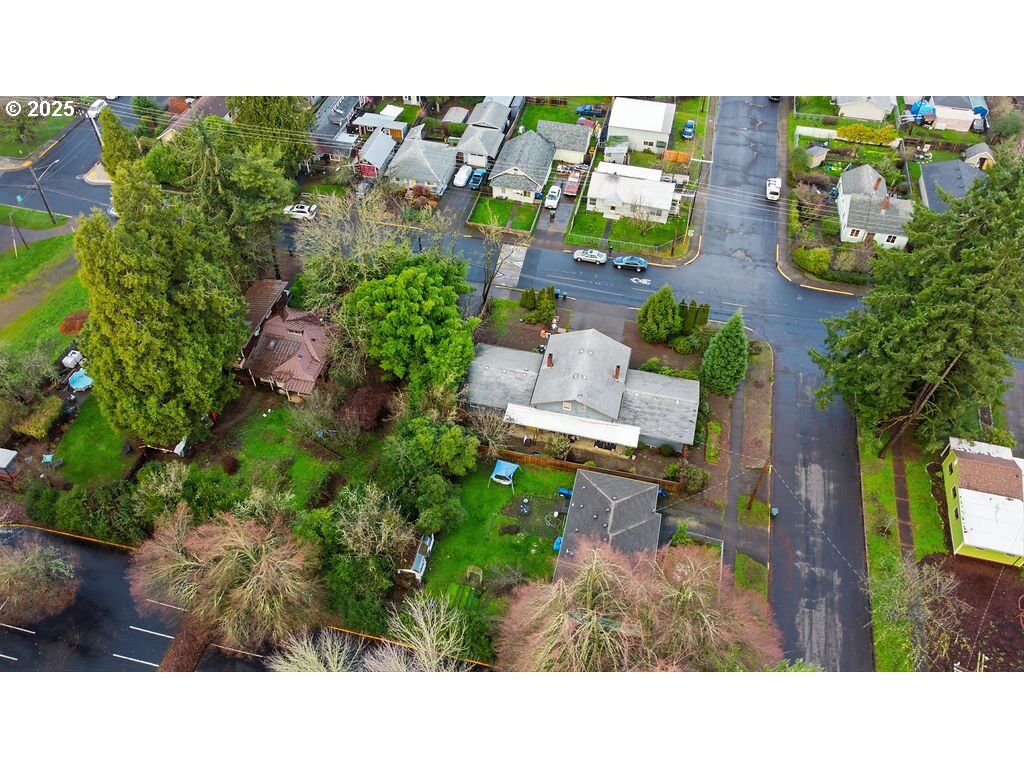 Property Photo:  207 W D St  OR 97477 