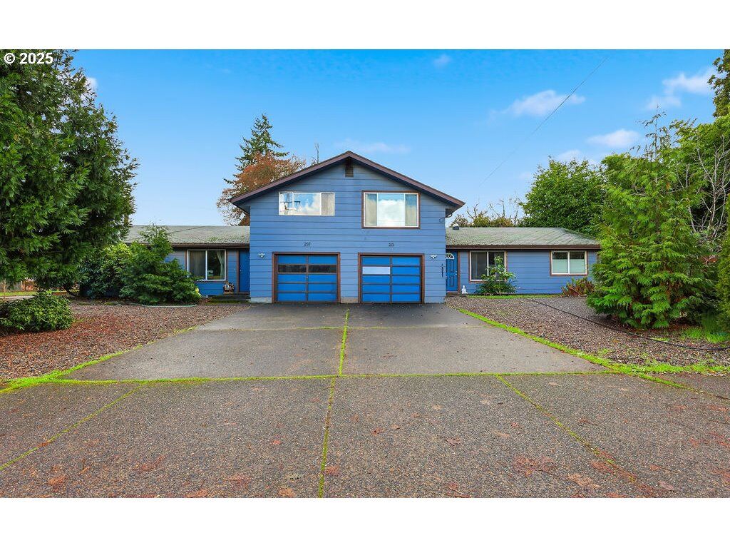 Property Photo:  207 W D St  OR 97477 