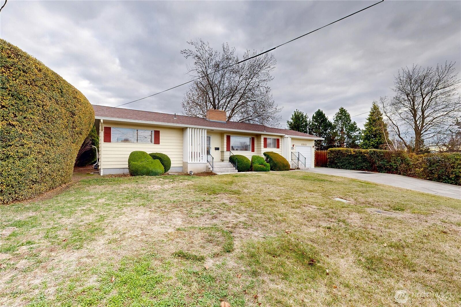 Property Photo:  1513 SE Central Avenue  WA 99324 