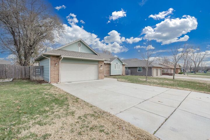 Property Photo:  118 Chapel Dr  KS 67002 