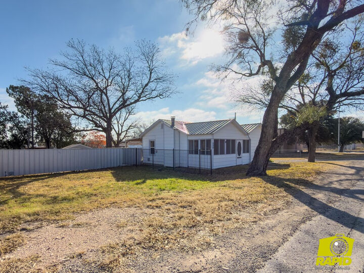 Property Photo:  220 N Broadway Street  TX 76941 