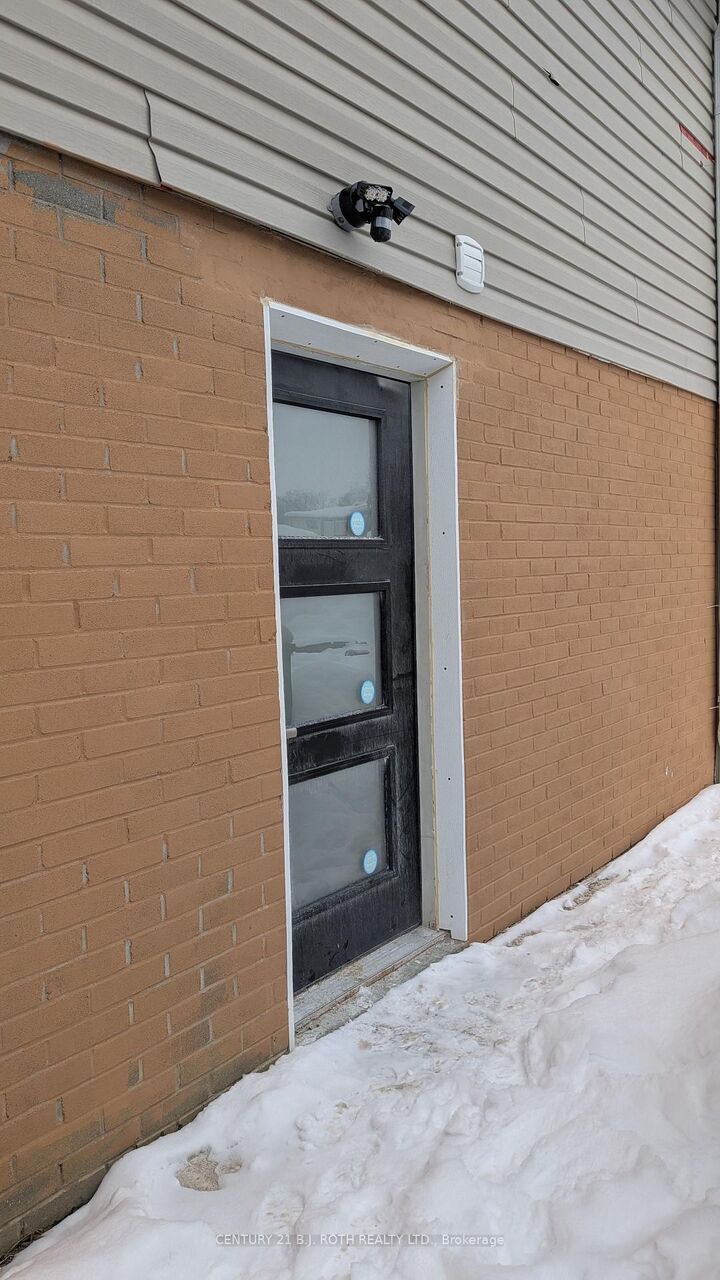 Property Photo:  20 Meadowland Avenue B  ON L4N 2Y4 