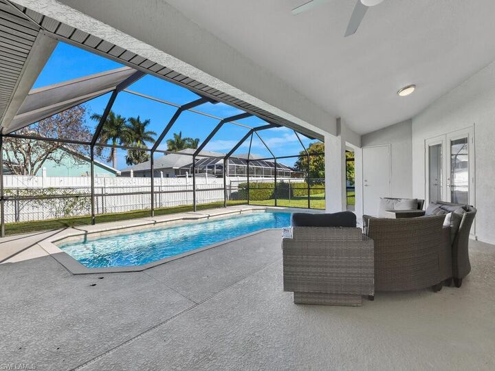 Property Photo:  613 SE 19th Ln  FL 33990 