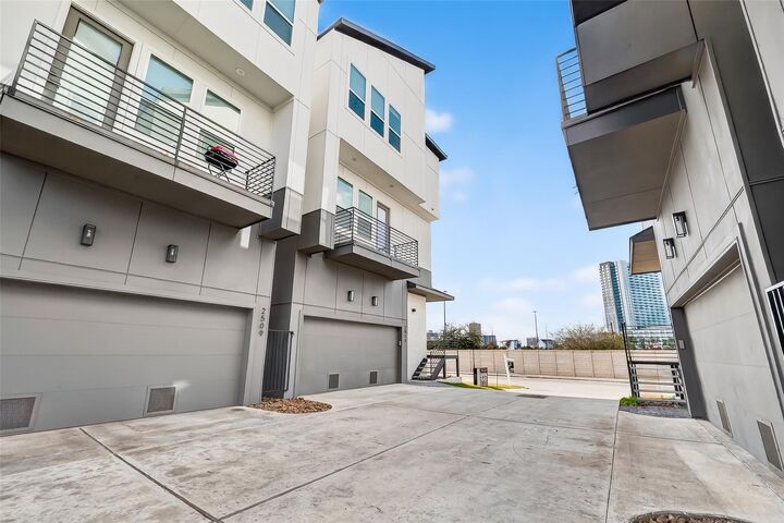 Property Photo: 2511 N Macgregor Way TX 77004