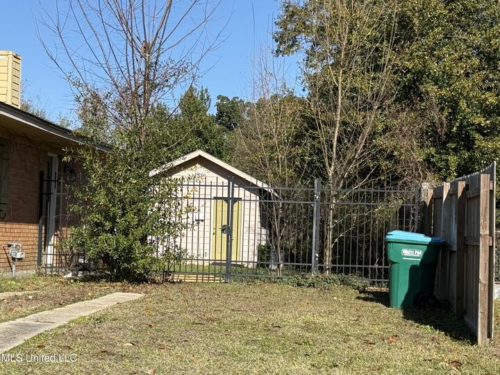 Property Photo:  2213 North Street  MS 39507 