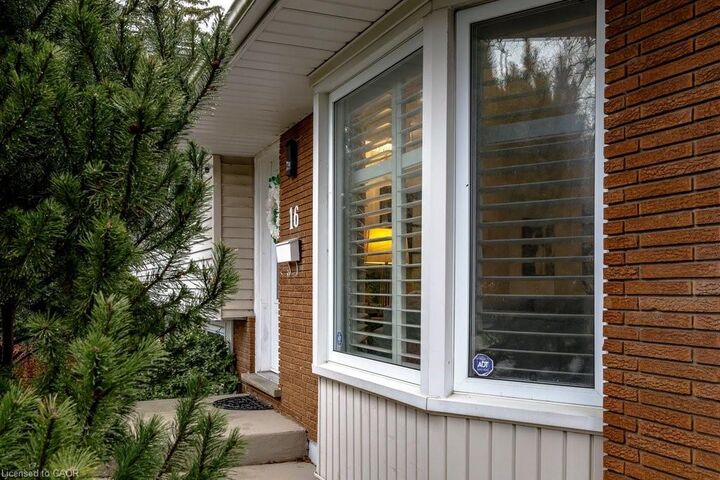 Property Photo:  16 Old Oxford Road  ON L2M 2J9 