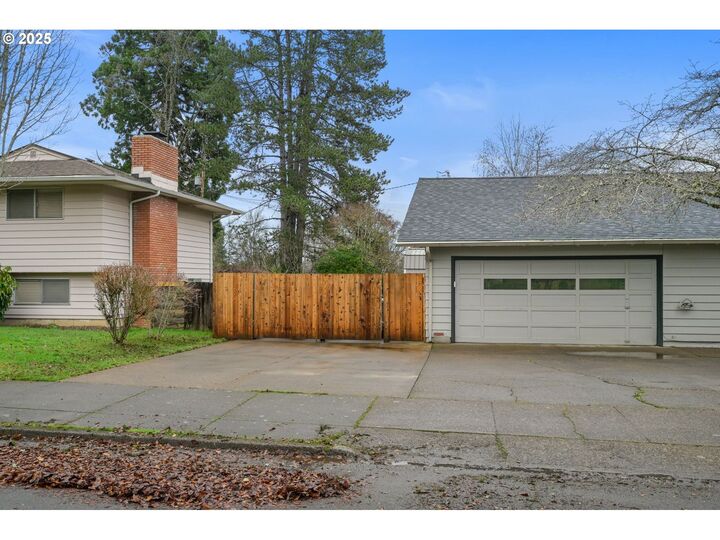 Property Photo: 815 NW Merrie Dr OR 97330