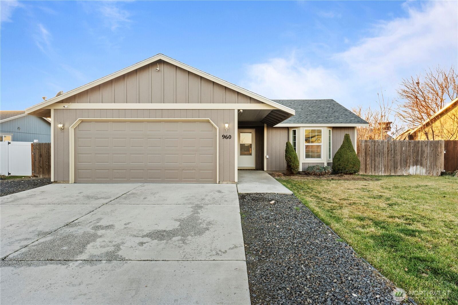 Property Photo:  960 S 11th Avenue  WA 99344 