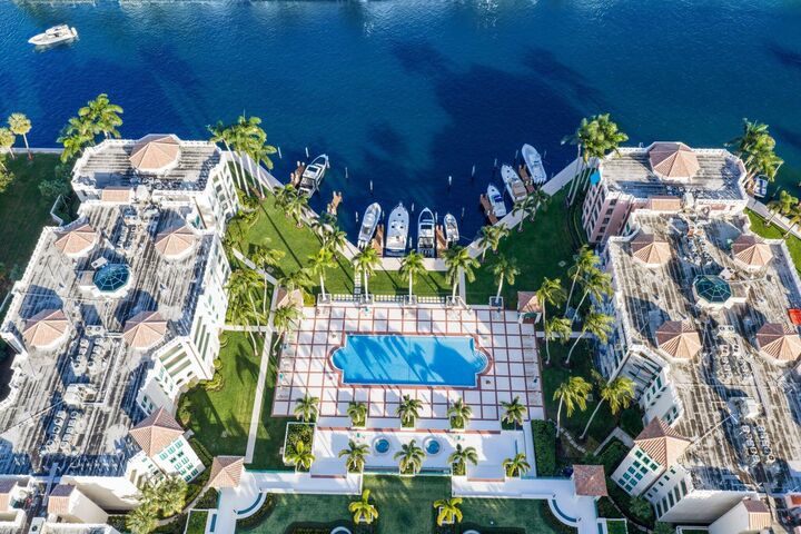 Property Photo:  100 SE 5th Avenue 308  FL 33432 