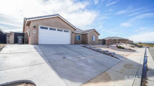 Property Photo:  225 Rainshadow Ct  CA 93555 