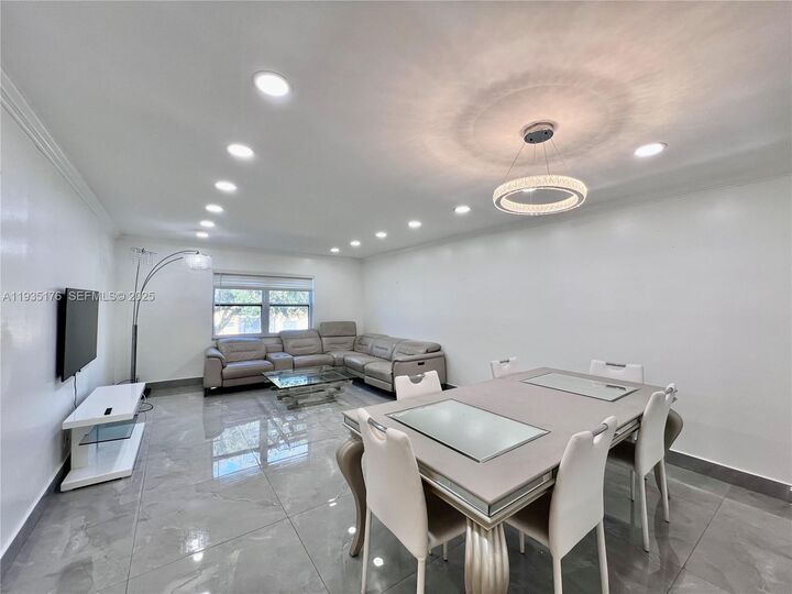 Property Photo:  5140 SW 40th Ave 21C  FL 33314 